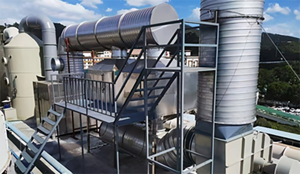 What methods are used in flue gas treatment engineering to treat flue gas?